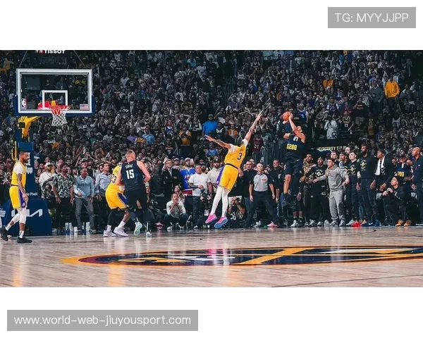 戴维斯二次起跳补扣,湖人禁区再次抬头 戴维斯二次起跳补扣,湖人禁区再次抬头