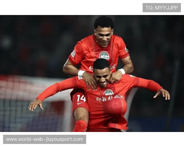 河南队古斯塔沃点球点附近停球,转身抽射被门将挡出 河南队古斯塔沃点球点附近停球,转身抽射被门将挡出